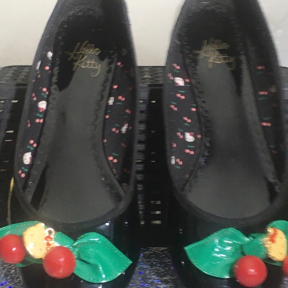 Hello Kitty patent cherry ballet flats with charm. Size 7 - Picture 9 of 13